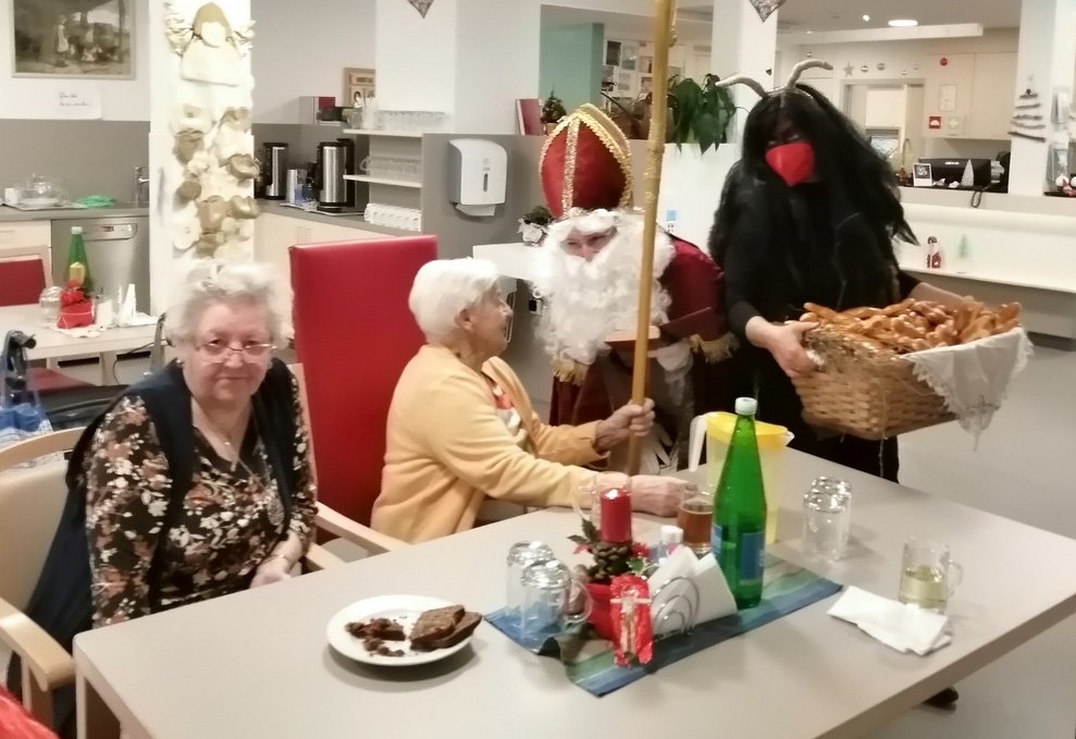 Zwei Damen mit dem Krampus.