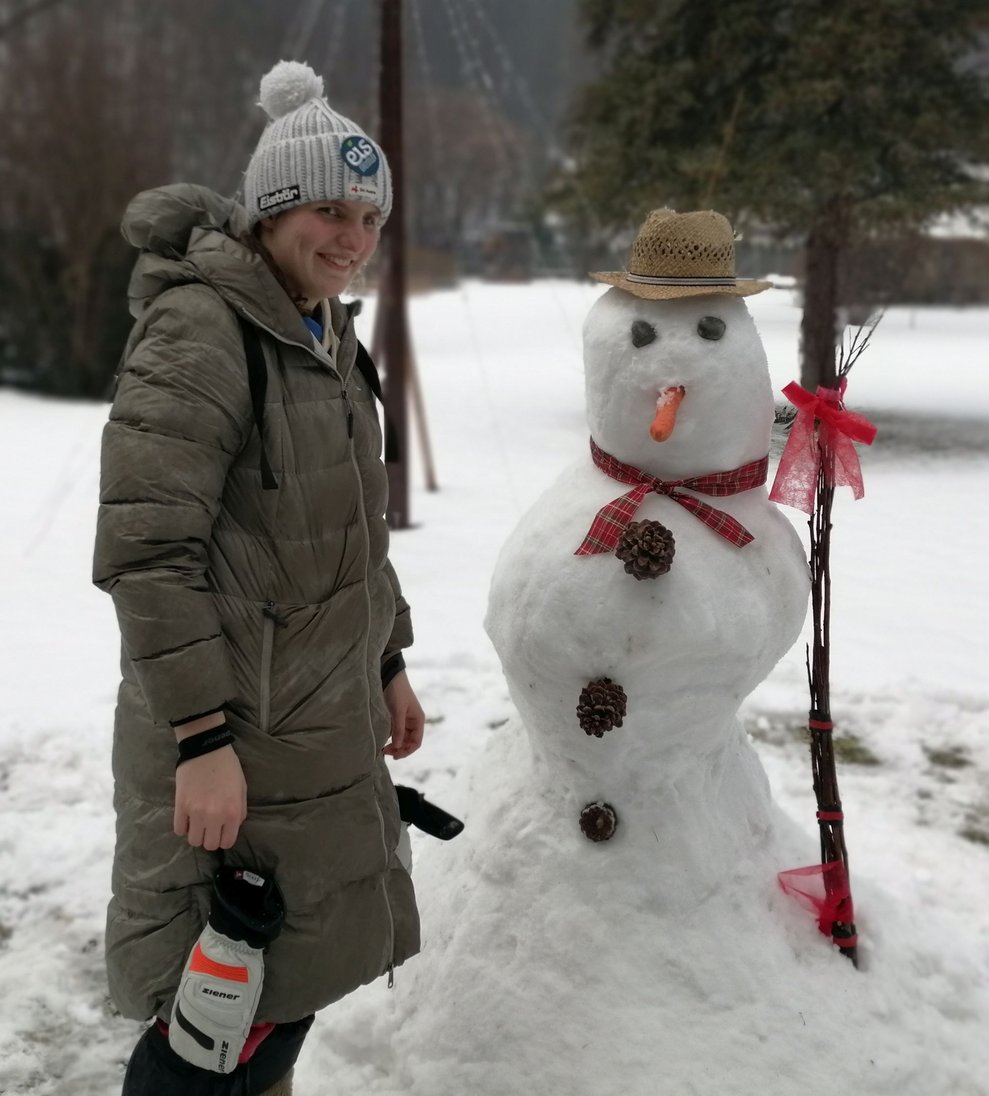 Eine Frau mit einem Schneemann