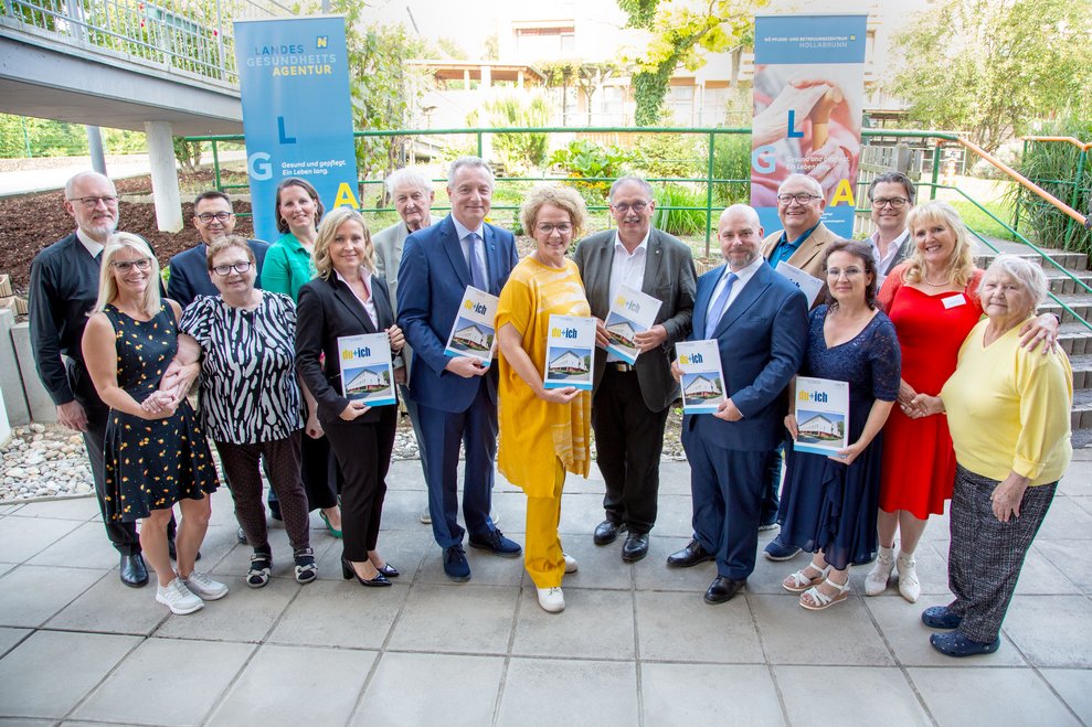 Ehrengäste, Mitarbeiterinnen und Bewohnerinnen mit unserer Festschrift