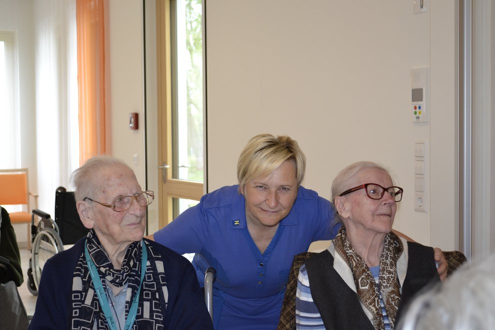 Frauen lachen