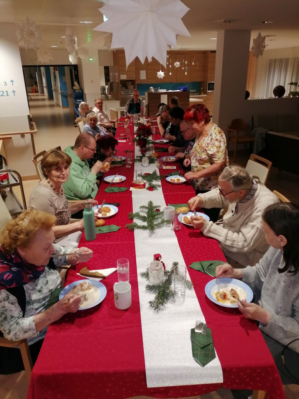 Auf der PSB A wurden zuerst gemeinsam Kohlrouladen gegessen, bevor es dann die Weihnachtsgeschenke gab und…