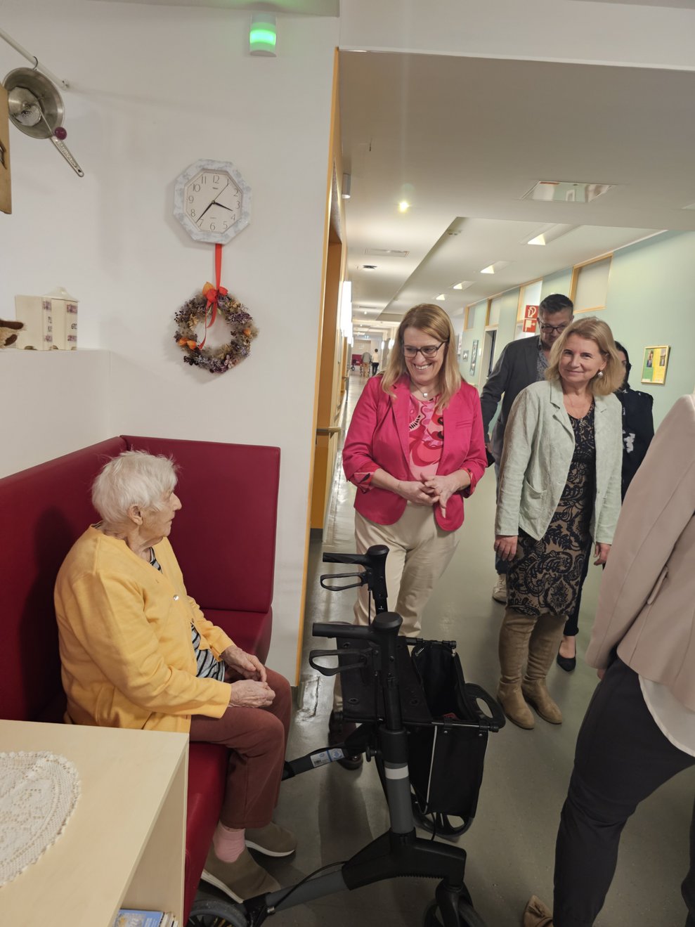 Die Landesrätin plaudert mit einer Bewohnerin.