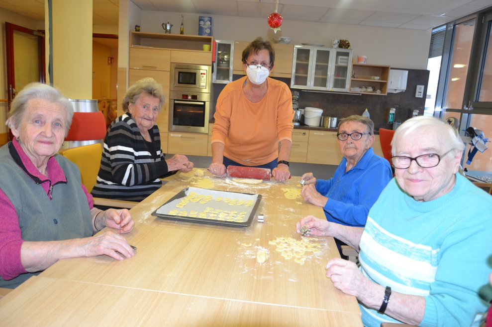 Beim Arbeiten an der Germbäckerei wird über früher geplaudert.