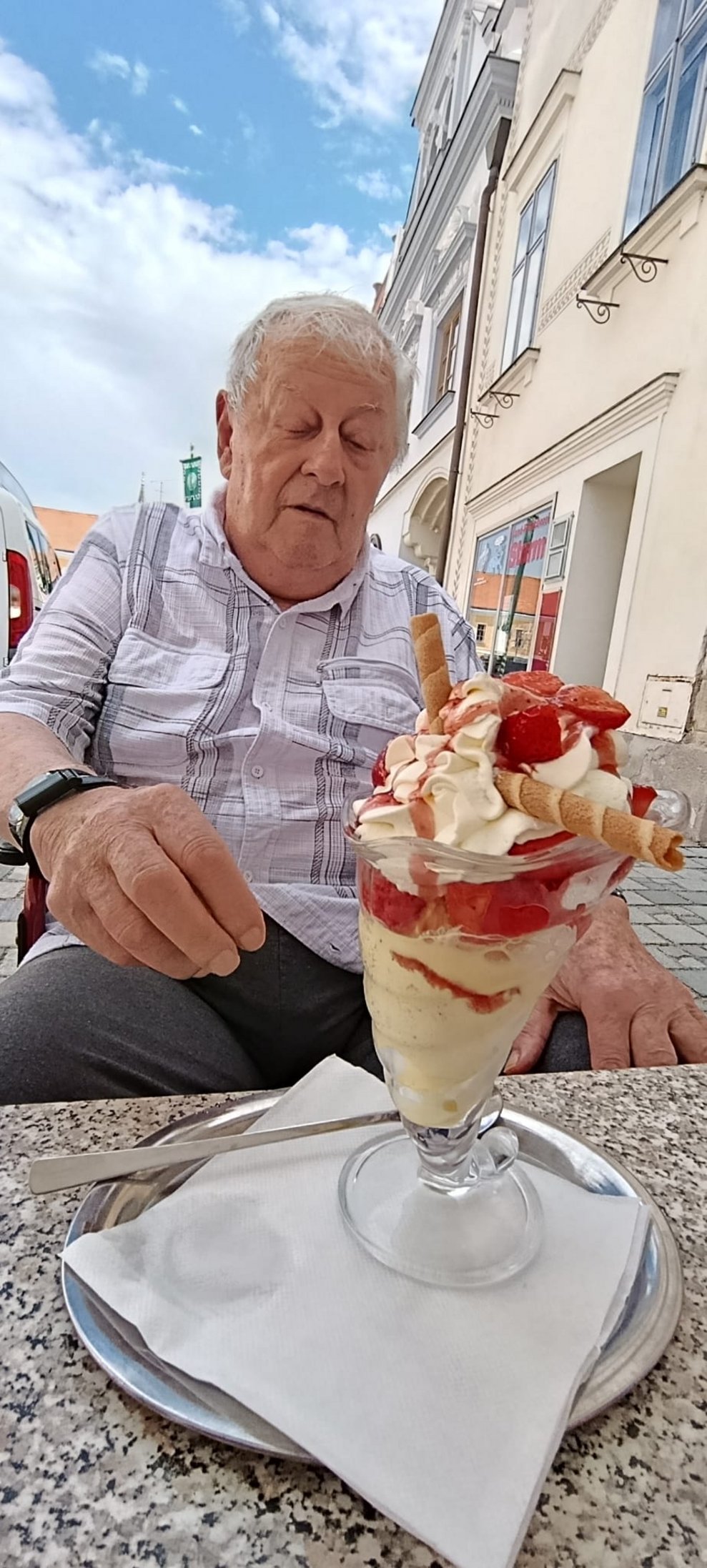 Bewohner mit Eisbecher.