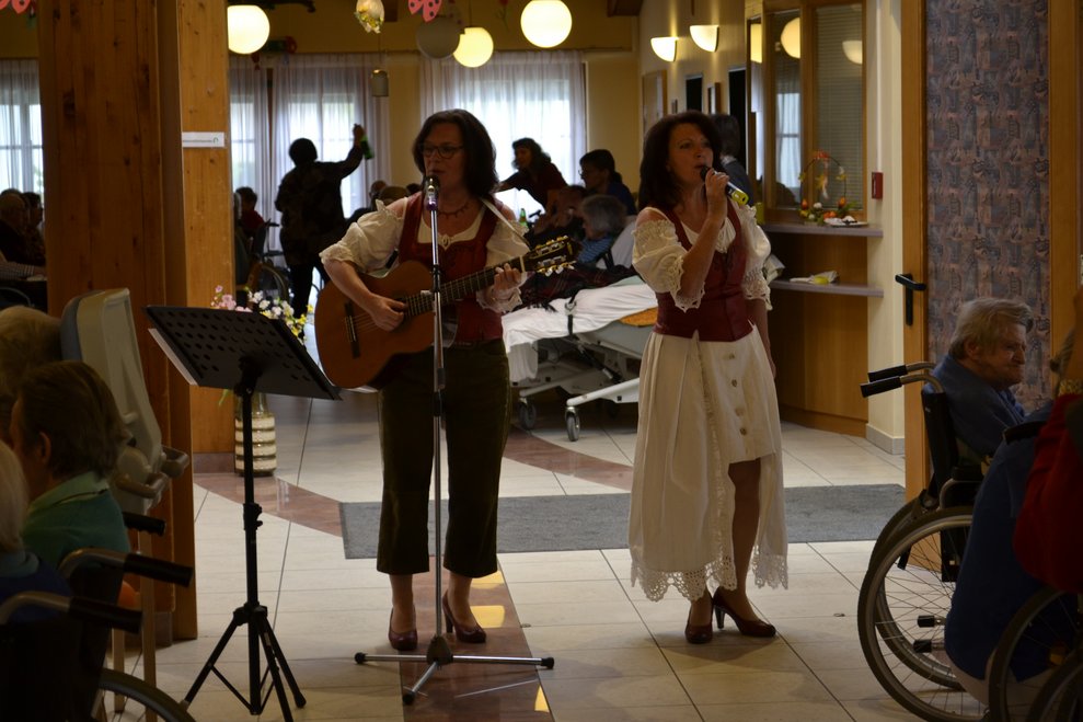 Damen singen Lieder