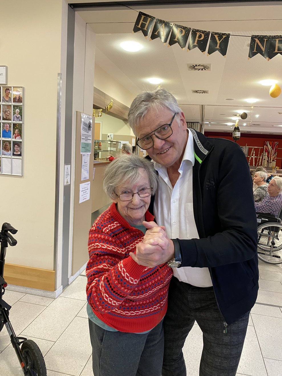 Auch Frau Schrenk hat große Freude mit ihrem Tanzpartner. 