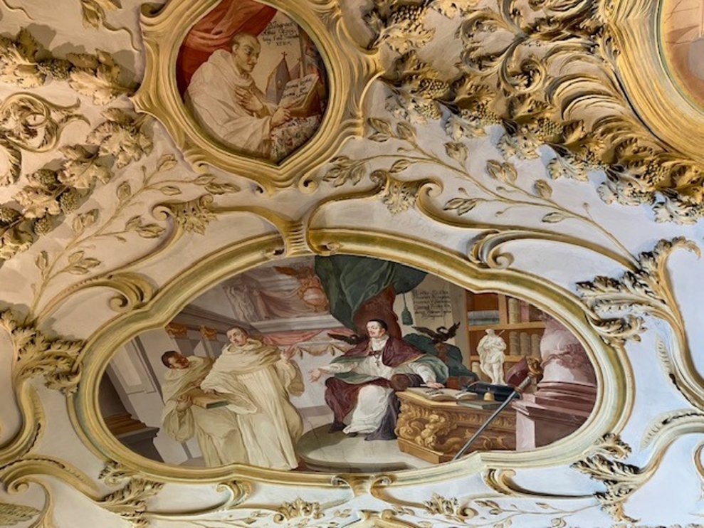 Fresko an der Decke des Stifts