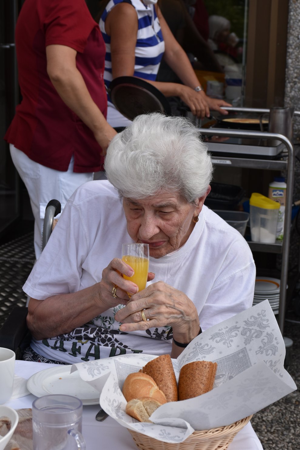 Fr. B. liebt ihren Orangensaft.