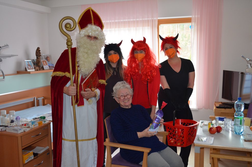 Krampusse posieren mit eine Bewohnerin