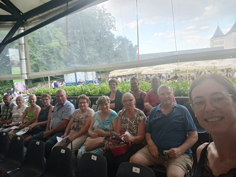 Gruppenfoto: Alltagsbegleiterin, MitarbeiterIn, ehrenamtlich Tätige. 