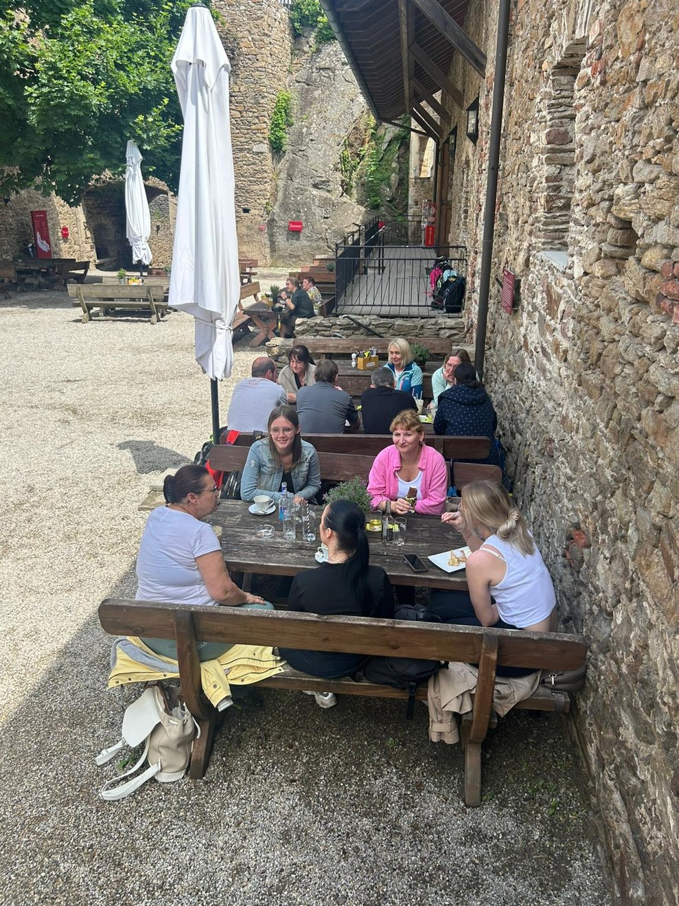 Gastgarten mit Tische im Burginnenhof