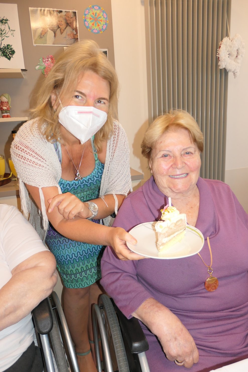 Zwei Frauen mit einem Stück Torte.