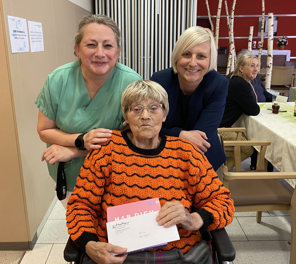 Frau Frasl genießt die Feier sehr.