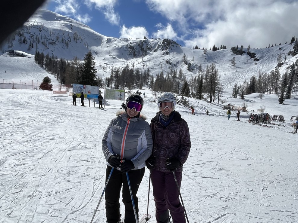 Zwei Damen auf der Piste.