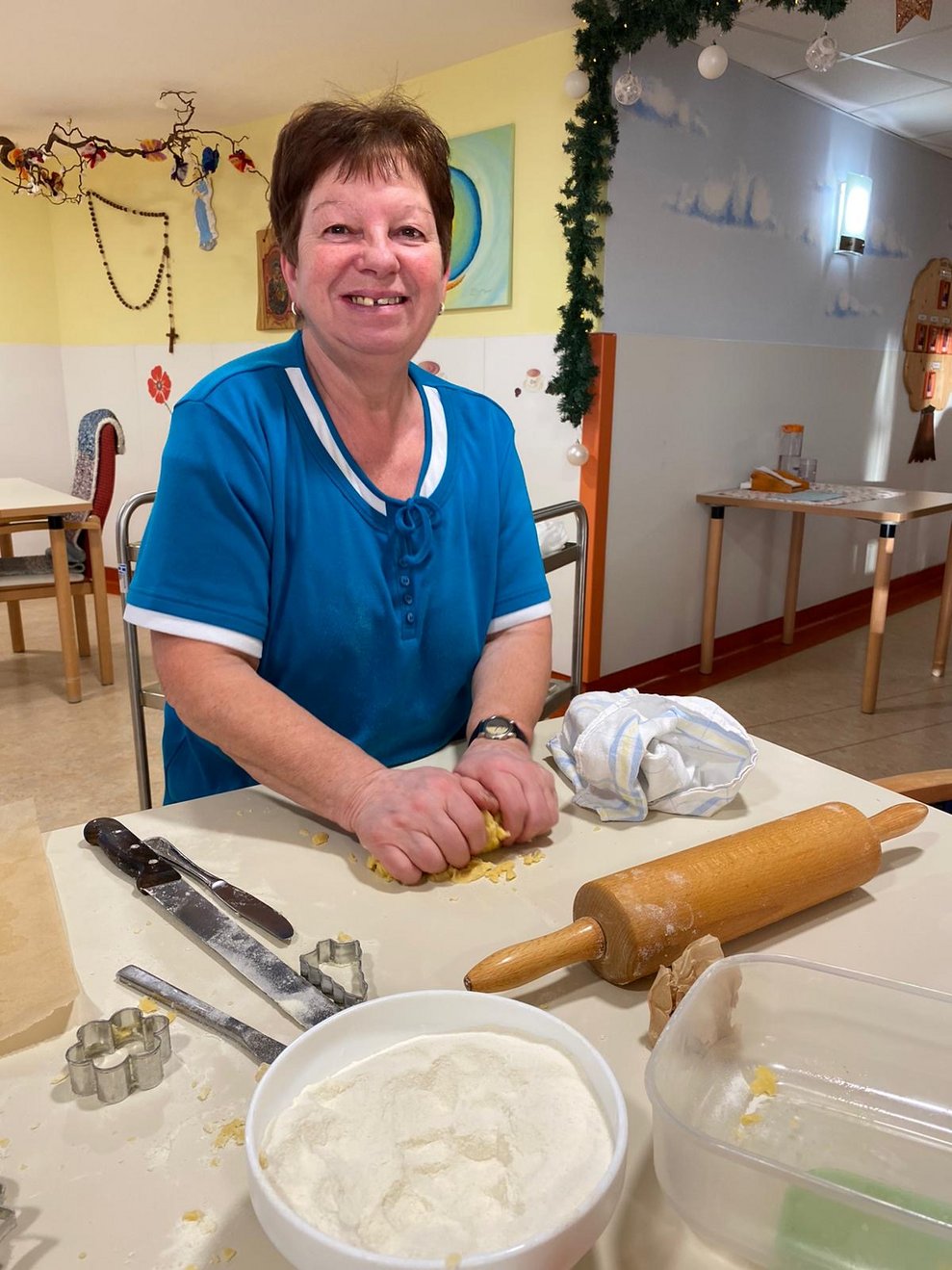 Freiwillige Mitarbeiterin Helga hilft tatkräftig