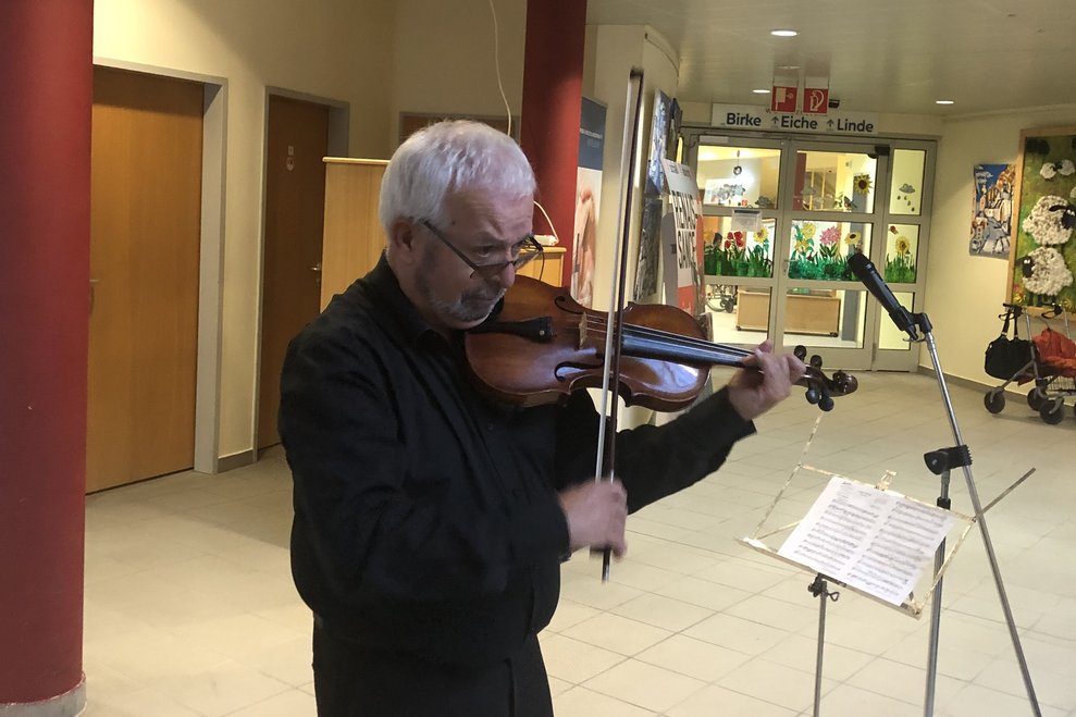Ein Mann spielt Violine.