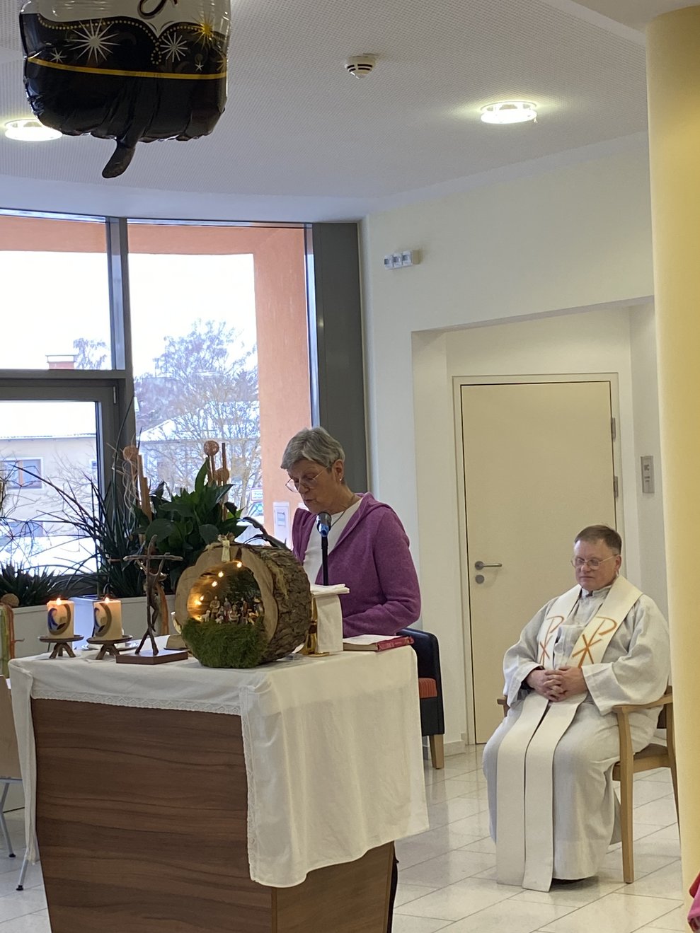 Ehrenamtliche Mitarbeiterin Maria liest die Fürbitten vor.