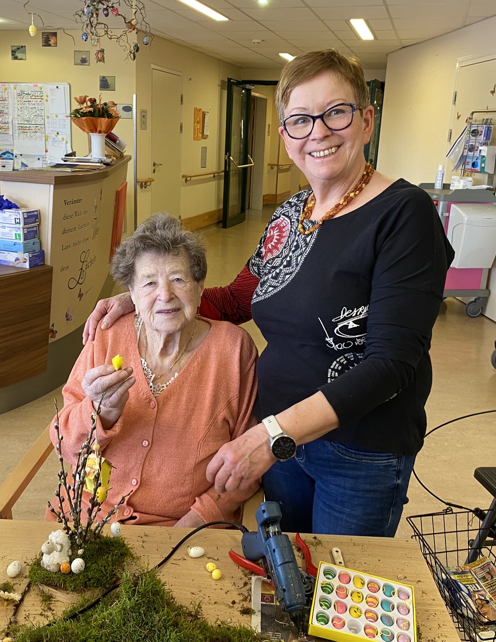Frau Frühwirth und ehrenamtliche Mitarbeiterin Elisabeth sind ein gutes Team.