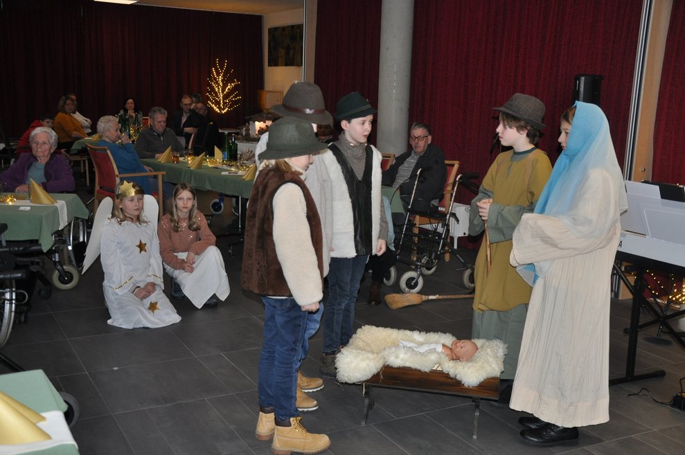 Die Katholischen Jungschar Retz spielt ein Krippenspiel bei der Weihnachtsfeier.