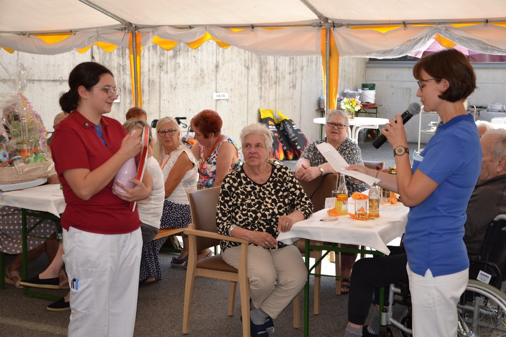 Betreuerin spricht ins Mikrofon.