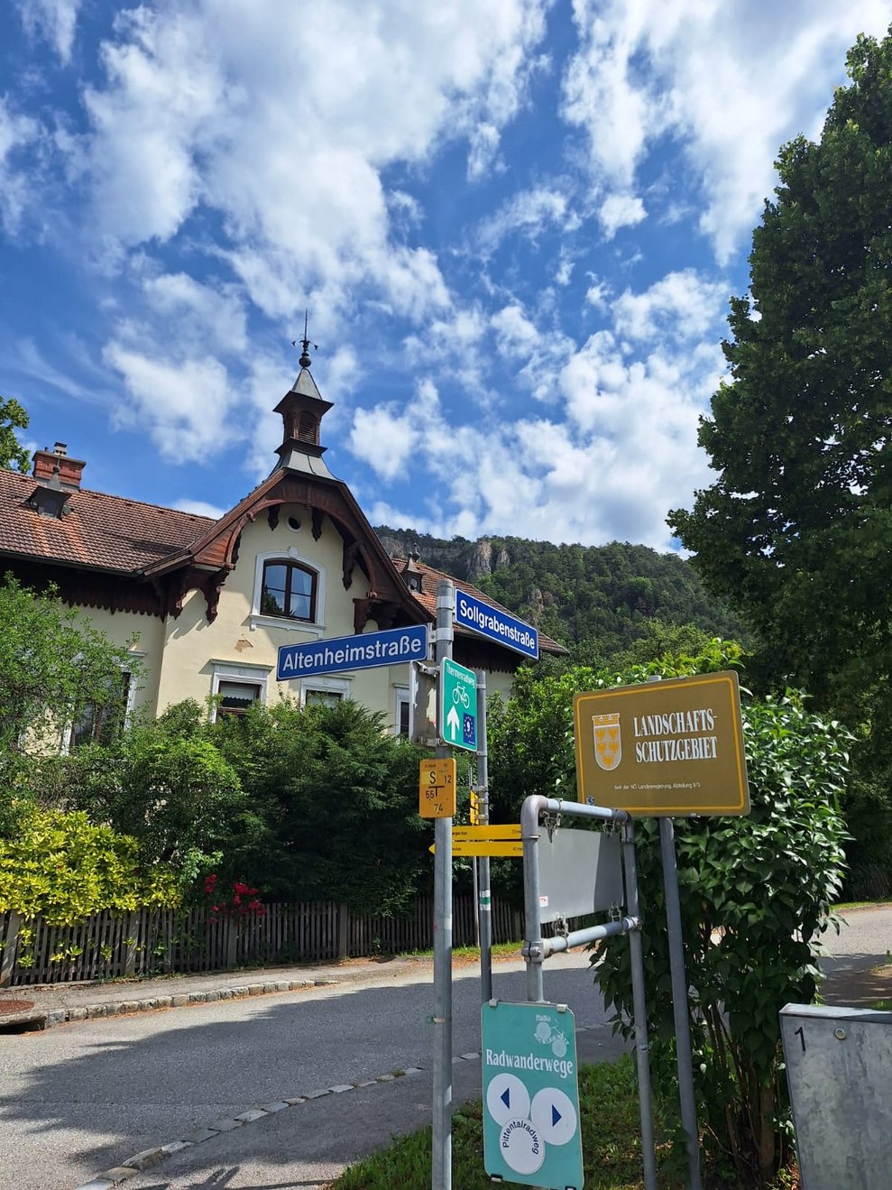 Gut beschildert findet sich bei dieser schönen Villa ein richtiger Verkehrsknotenpunkt.