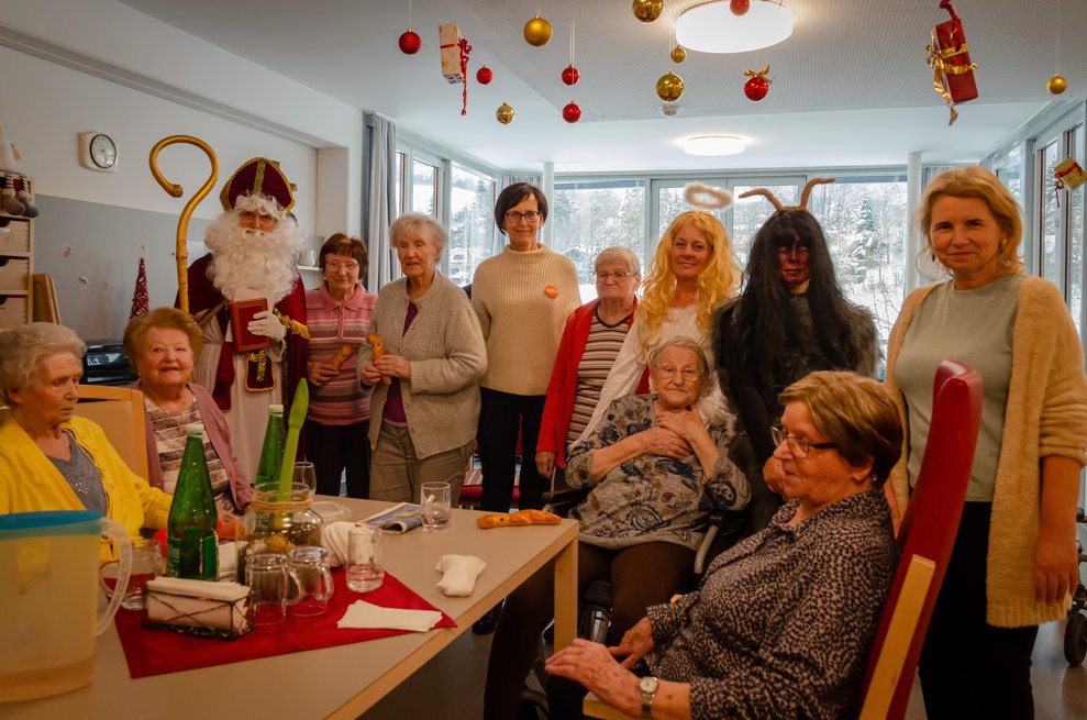 Gruppenbild im Wohnbereich.