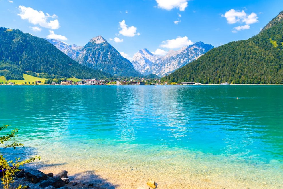 Es ist der Achensee. Dieser liegt in einer malerischen Berglandschaft, eingebettet in die Berge des Karwendel und Rofangebirges.