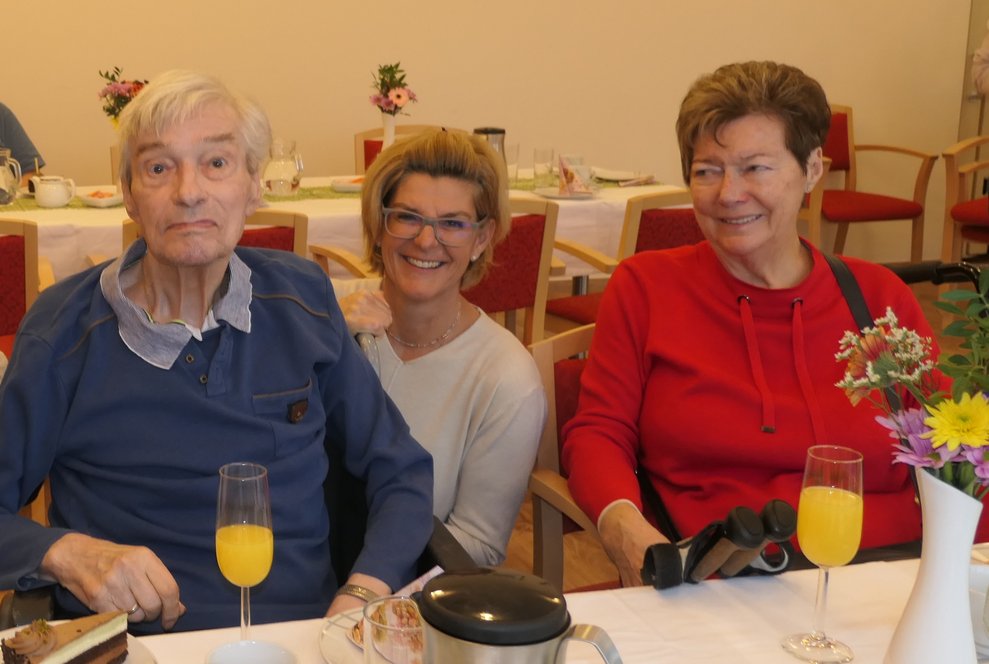 Ein Herr und zwei Damen.