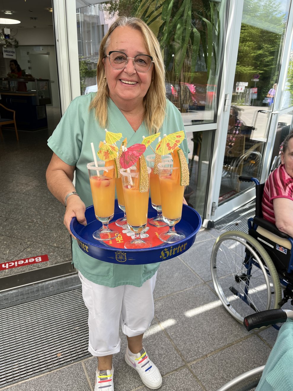 Frau mit Cocktails