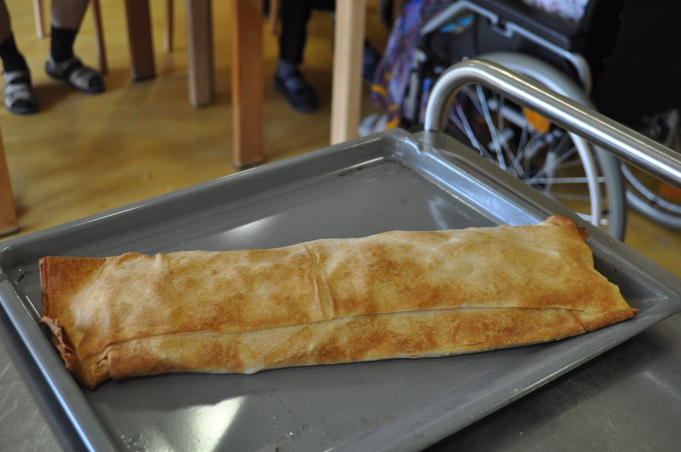 fertig gebackener Apfelstrudel