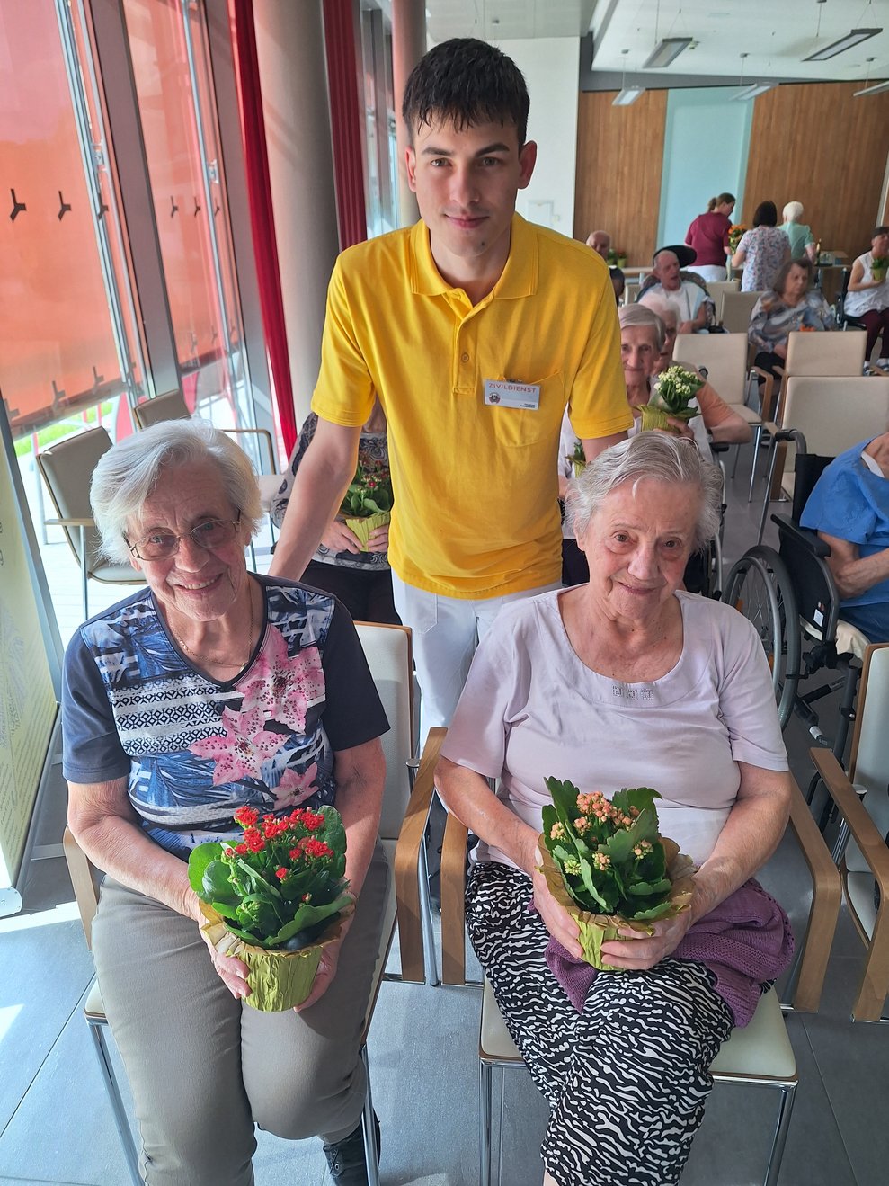 Wenn die Blumengrüße von so einem netten jungen Mann, wie unserem Zivildiener Stephan, überreicht werden, freut man sich gleich noch ein bisschen mehr. 