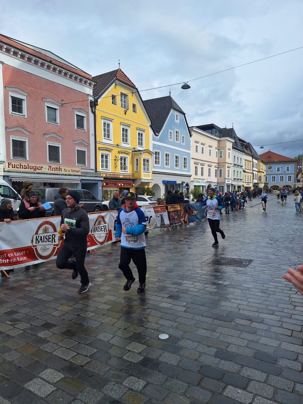 2 Personen laufen Richtung Ziel