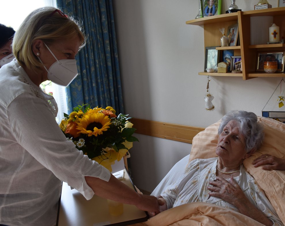 Eine Bewohnerin kriegt Blumen