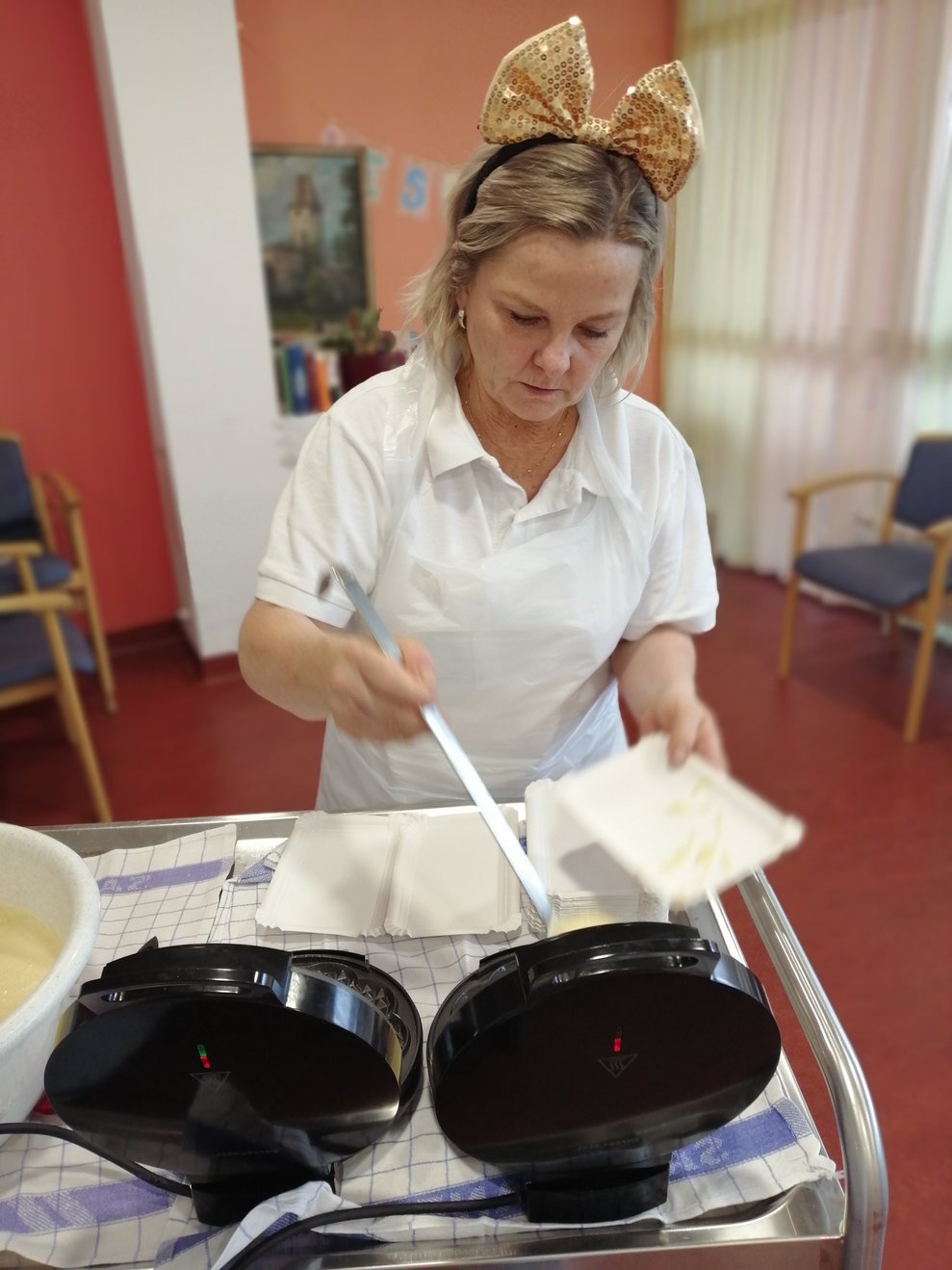 Eine Frau beim Waffelbacken