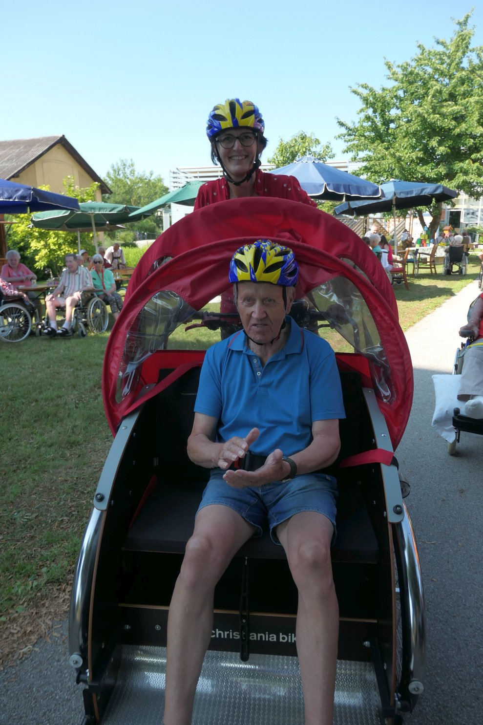 Ein Mann wird in der Fahrradrikscha gefahren.