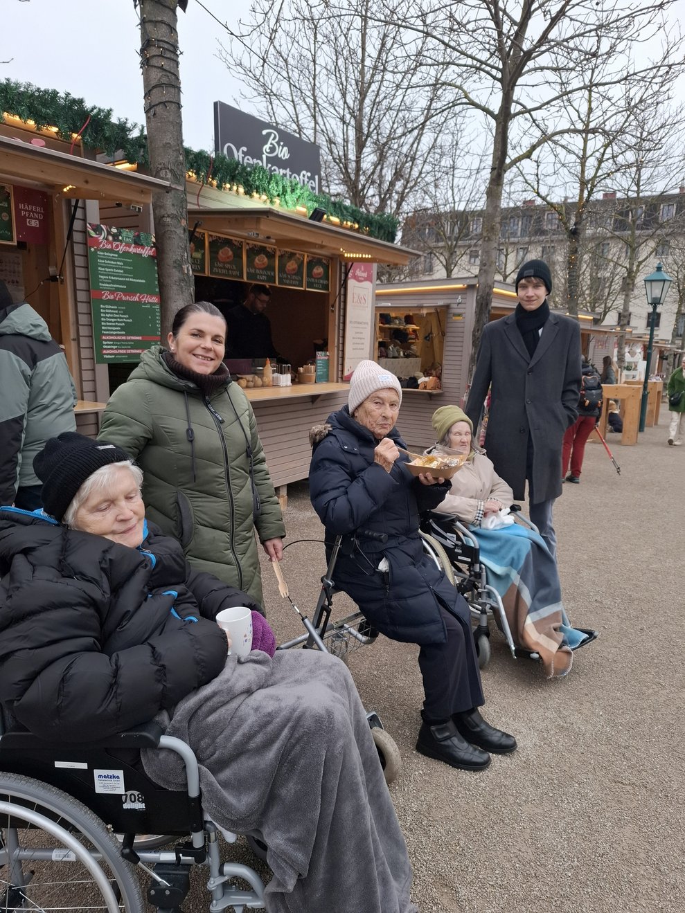 Der Adventmarkt beeindruckte mit zahlreichen Hütten, die regionale, handgefertigte Produkte anboten. Von kunstvollen Dekorationen bis hin zu liebevoll gestalteten Geschenken – es war für jeden etwas dabei.