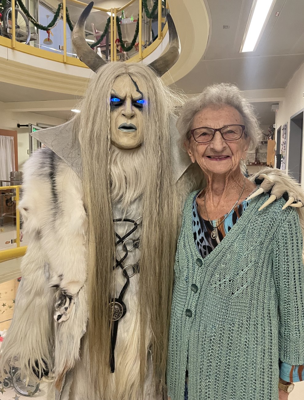 Eine Frau mit Krampus.