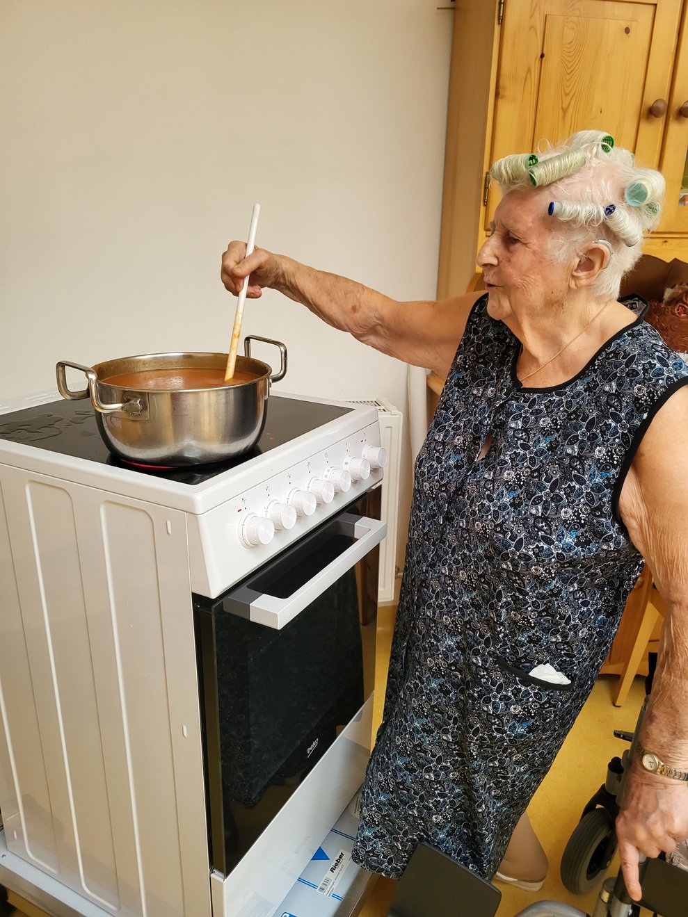 Frau Pils rührt sorgfältig die Marmelade um damit nichts anbrennt.