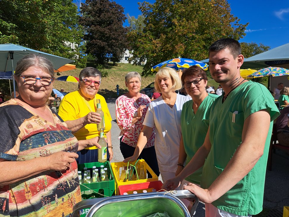 Getränkeausgabe beim Gartenfest.