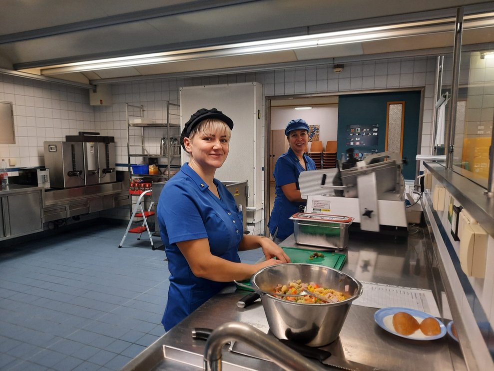 .. und das gesamte Küchenteam hilft mit.