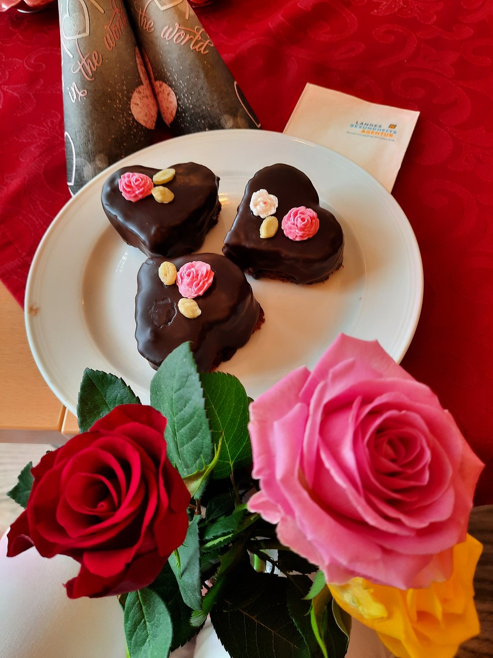Drei Sacherherzen und Rosen.