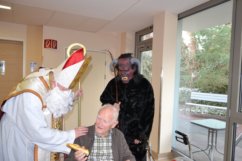 Hr. Jaksch ist sehr erfreut über den Besuch von Nikolaus und Krampus.