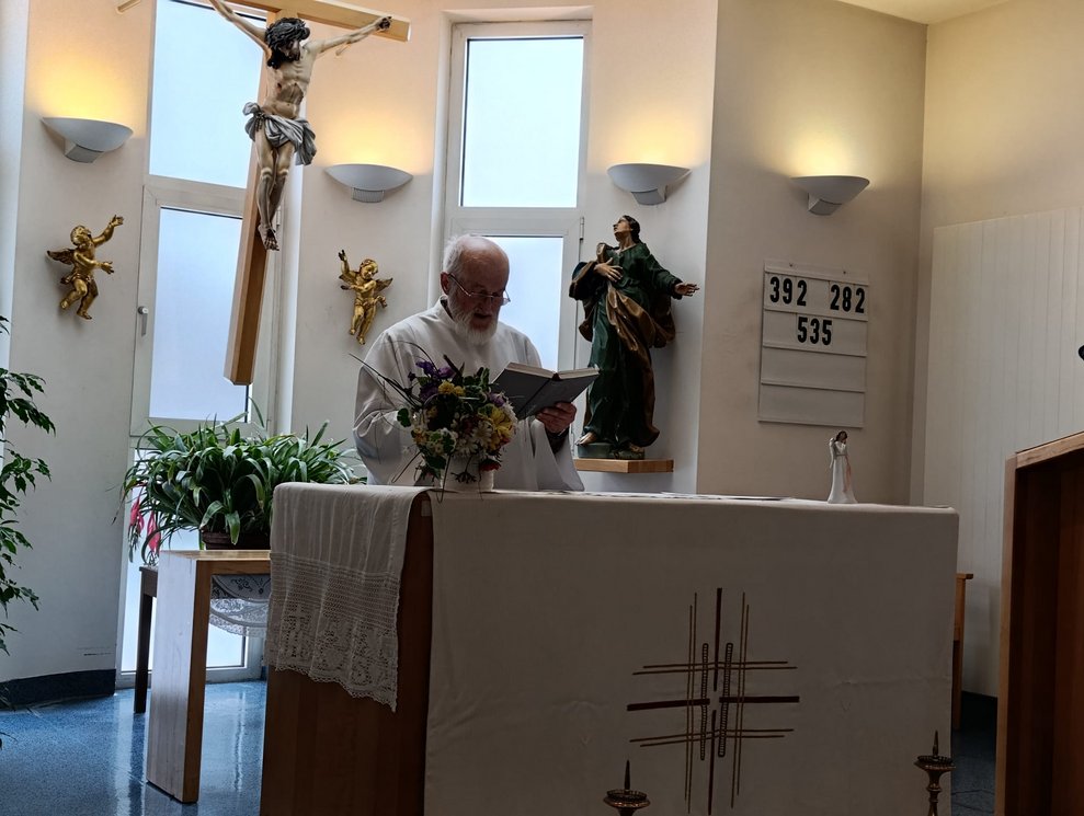Mann beim Altar in der Hauskapelle.