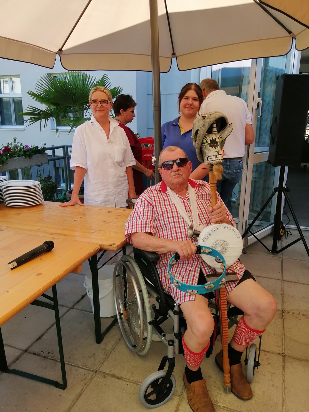 Bewohner und Mitarbeiterin