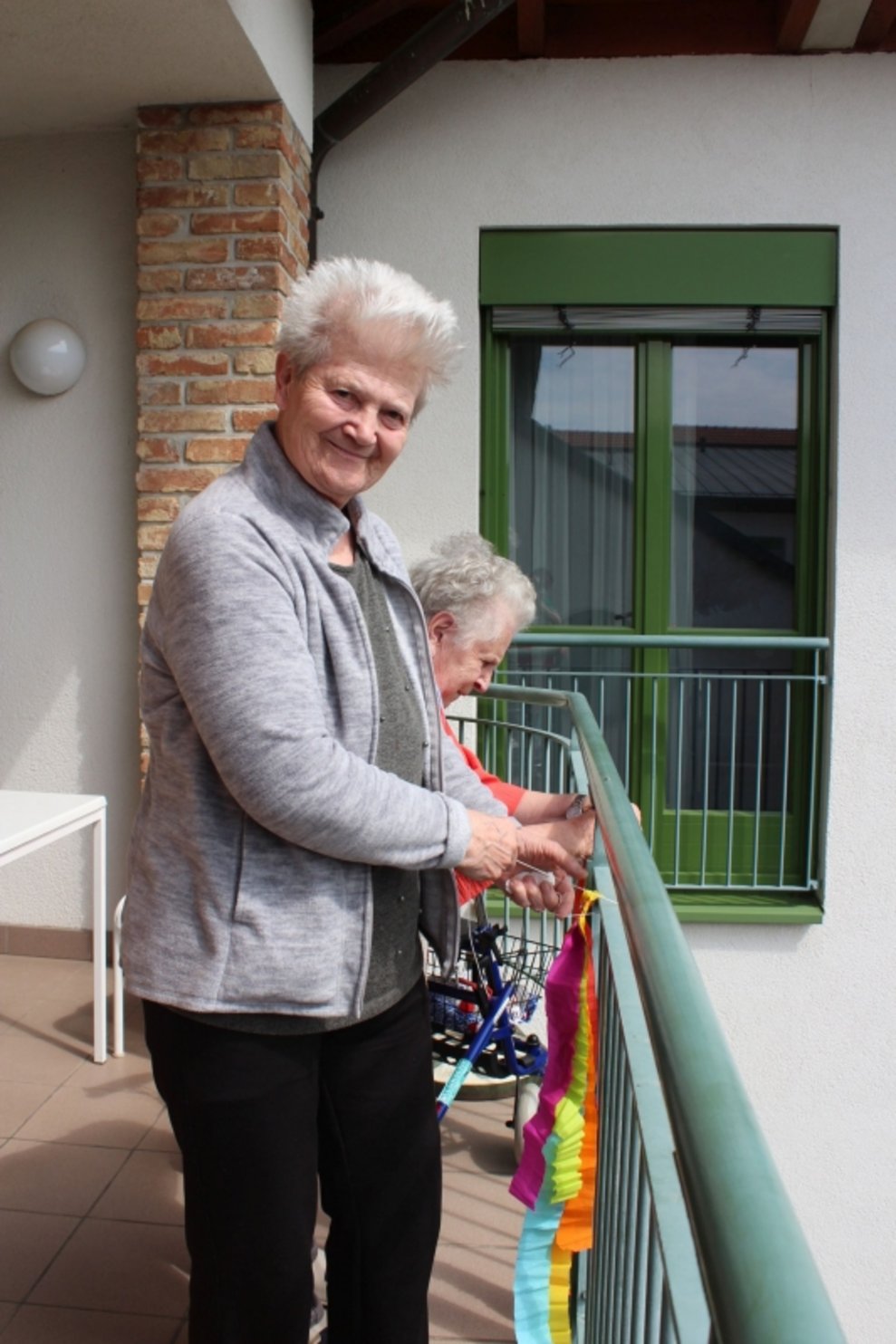 Bewohnerinnen am Balkon.