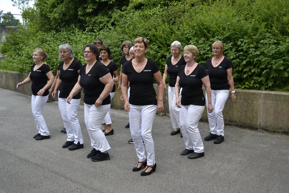 Frauen tanzen