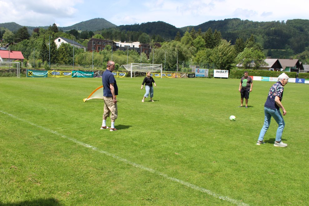 Bewohnerinnen und Bewohner spielen Fußball