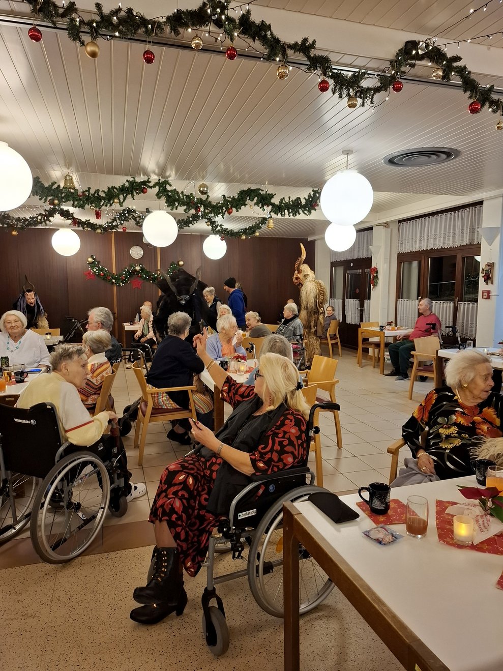 Die Perchtengruppe wanderte von Tisch zu Tisch.