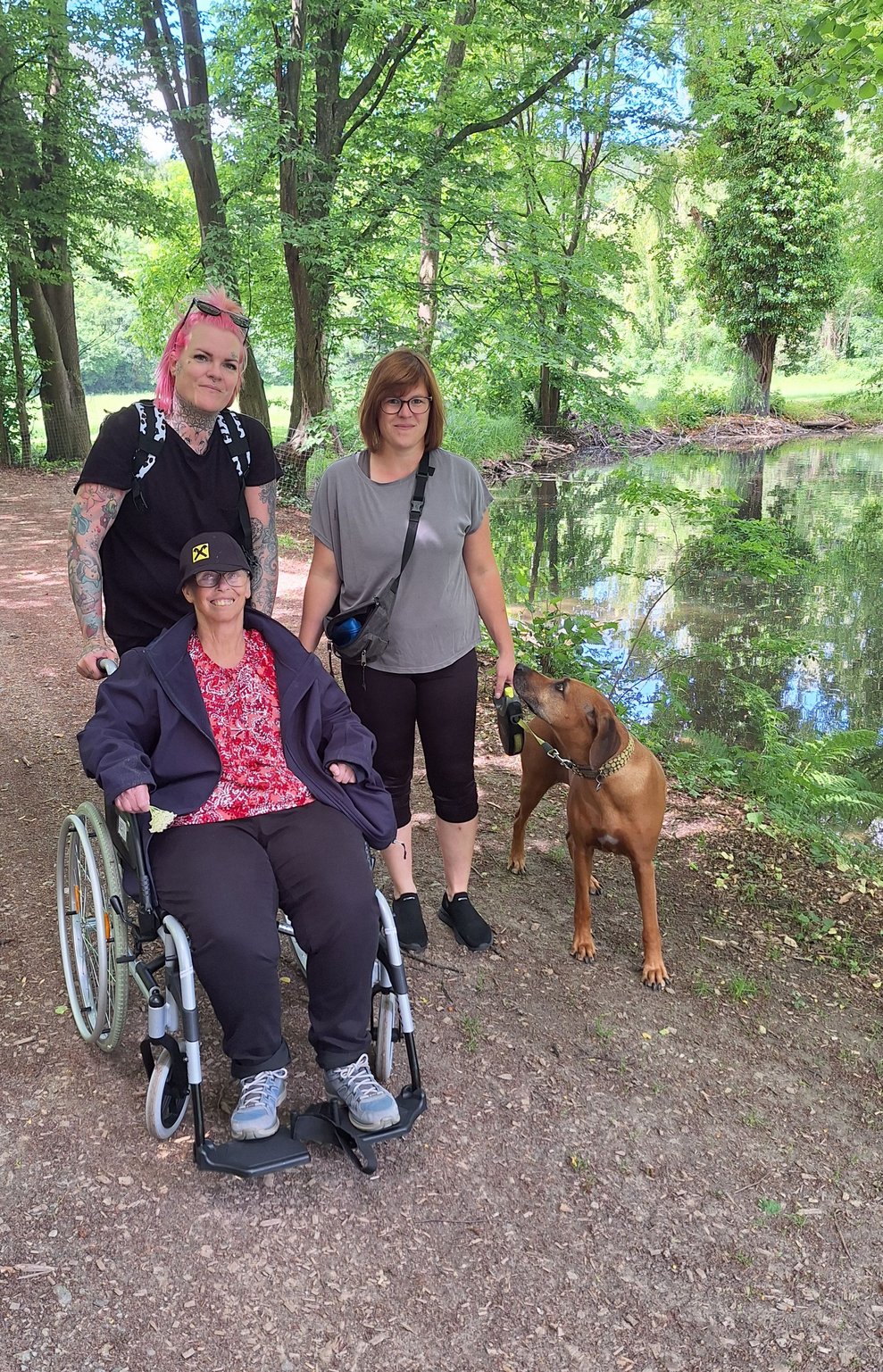 Frau Steinbauer ist begeistert über den folgsamen und zutraulichen Hund an ihrer Seite.