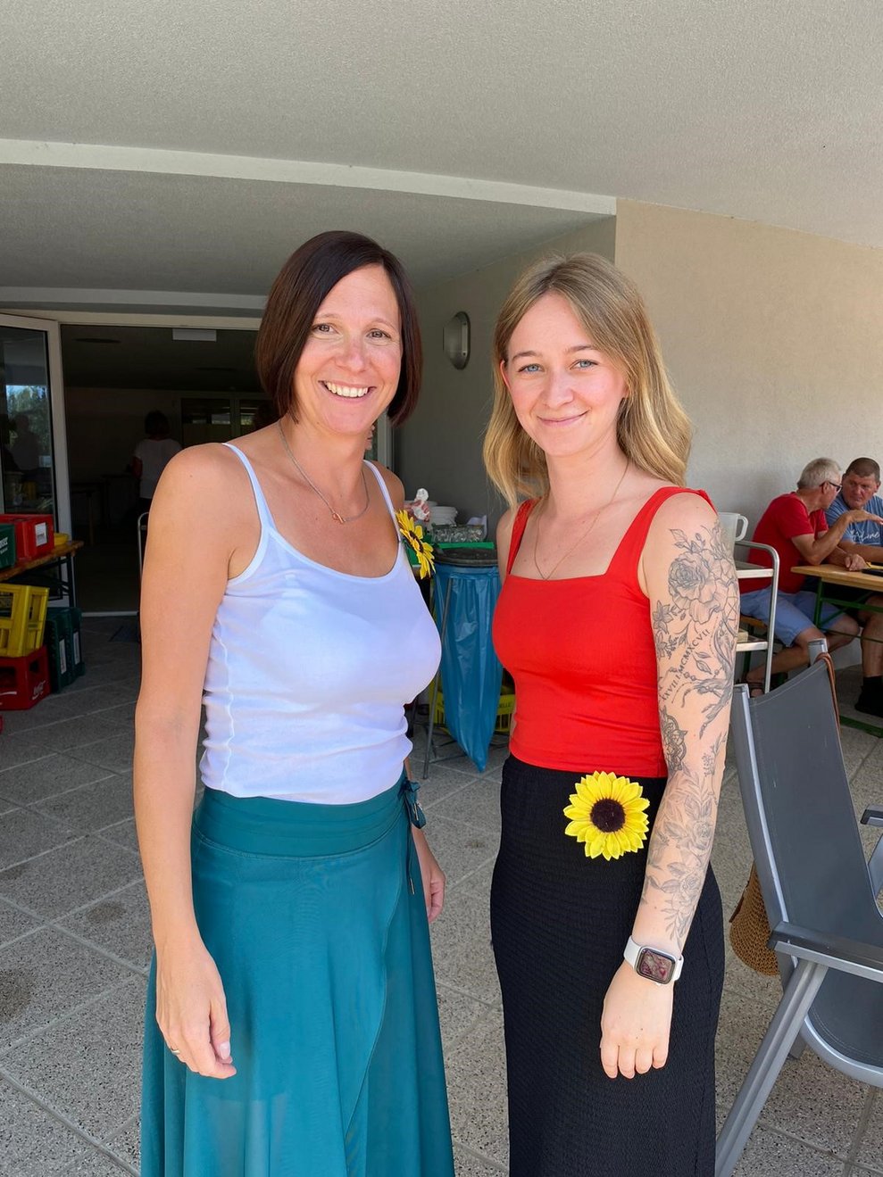 Bürodamen Claudia und Katrin 